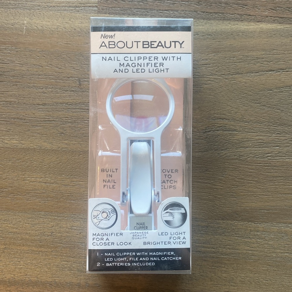 About Beauty Nail Clipper with Magnifier, Nail Catcher and LED Light, NIP - Picture 2 of 7